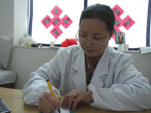 traditional tibetan doctor.JPG (55402 bytes)